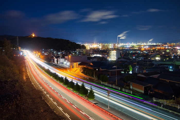 タイトル「街の明かりと光芒」(投稿者:@ikazuti_d)