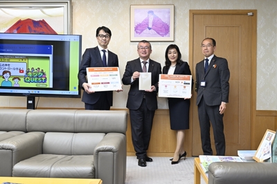 (左から)細野社長・吉田市長・島田代表・榊田保健部長