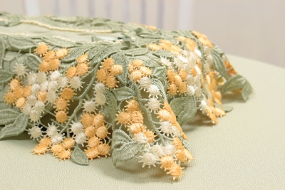 贅沢にあしらったケミカルレース。春の訪れを彩る2025年新作です。