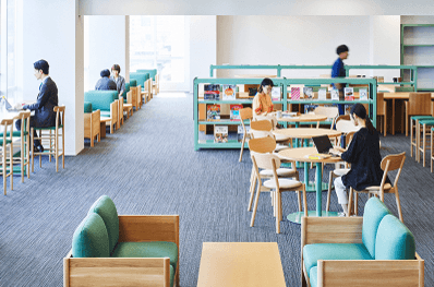 SICは平日10~21時、土日祝は10~18時まで開場。この間、会員はフリースペースの「THE CORE」内の施設を自由に使うことができる。ここは利用者同士の交流を促進するオープンスペース