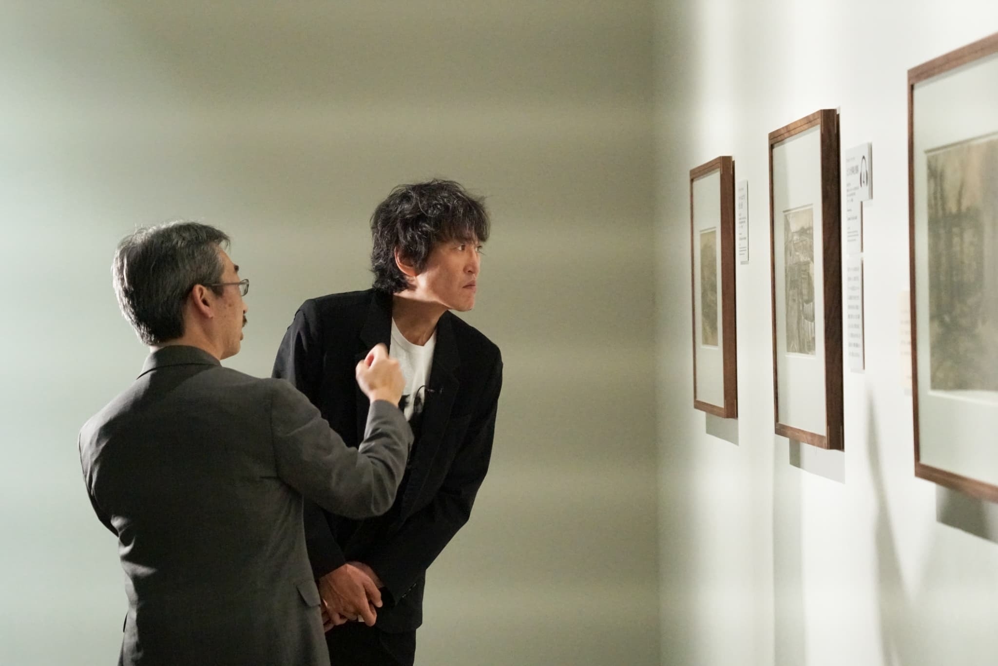 『ゴッホ 夜のカフェテラスに至る道のり-千原ジュニアが見た天才画家の素顔-』手前:熊澤弘(東京藝術大学大学美術館) 奥:千原ジュニア