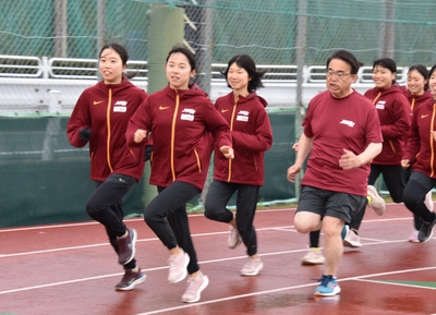 朝練習のペースで走る大村知事