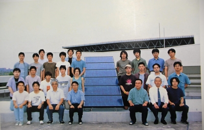 森川さんが所属した理工学部電気・電子工学科 河村（英）・河村（一）・山中・鳥居グループ（卒業アルバム2001より）