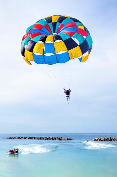 家族のお出かけにパラセーリング