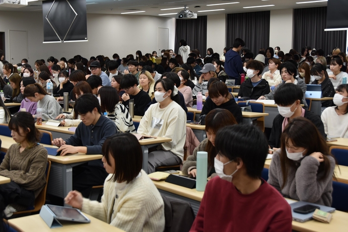 講義に聞き入る学生たち
