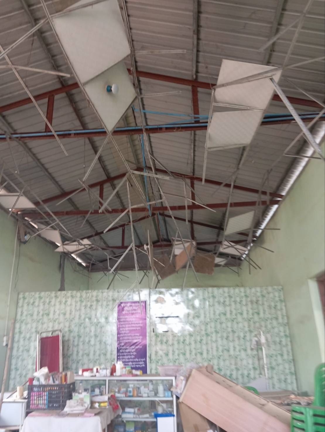 診療所の天井はほとんど剥がれ落ちました=岡田茂理事長提供