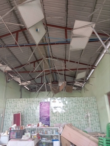 診療所の天井はほとんど剥がれ落ちました＝岡田茂理事長提供