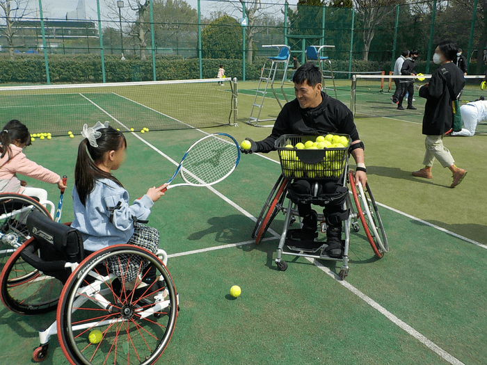 指導を行う菅野浩二選手