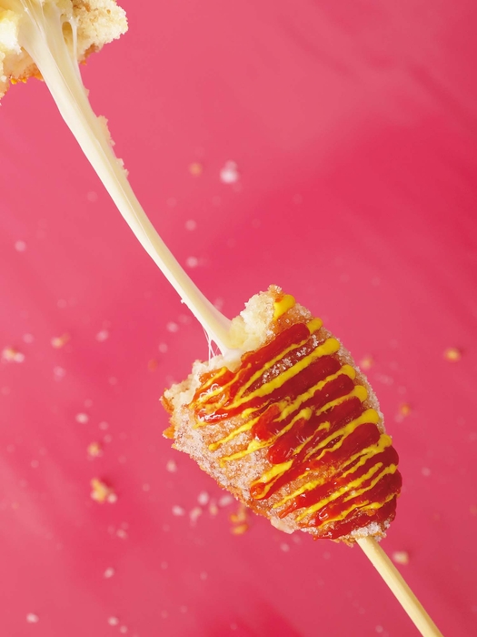 チーズハットグ:もっちもち生地にびよーんとのびるチーズがたっぷり