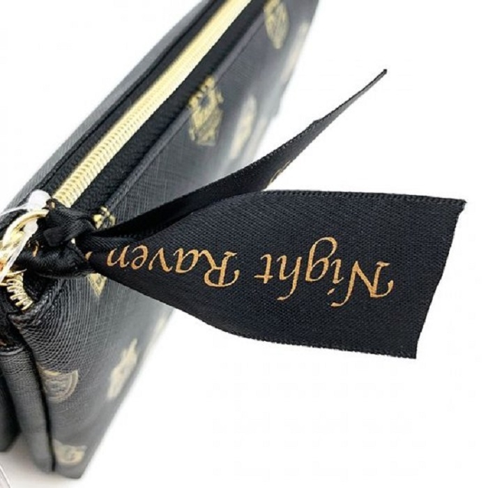 #ツイステ1周年のハッシュタグが炸裂したので編集部が個人的に推し。 ツイステのモノグラムやエンブレムデザインが大人テイストなポーチ&パスケース