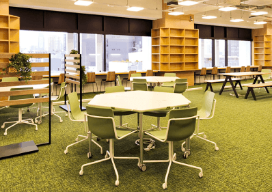 コワーキングスペース。1時間単位のドロップインから、1日単位、1か月の定期利用（１万8000円～／月）まで、個人も法人もフレキシブルに使えます。登記も可能です。