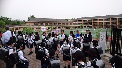 正門前募金の様子（昨年度）