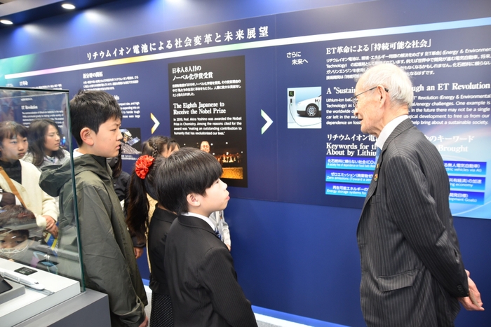 サスティナブル社会について説明する吉野終身教授