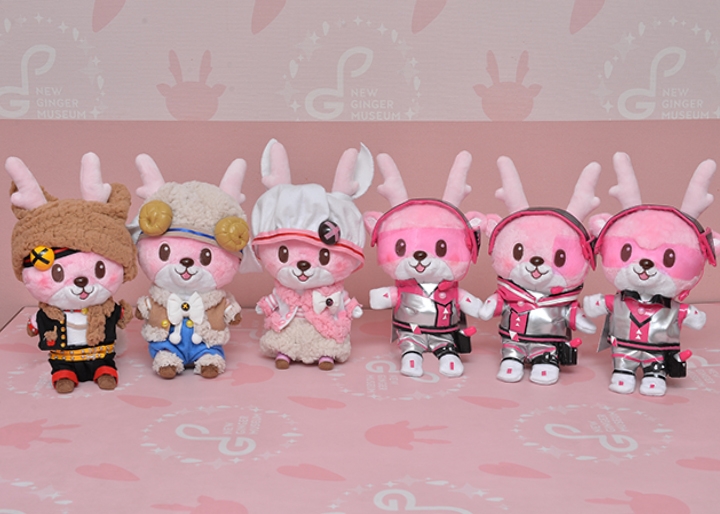 「もふもふえん」と「S.E.M」バージョンのイワシカちゃんぬいぐるみ(カフェ入口に展示/非売品)