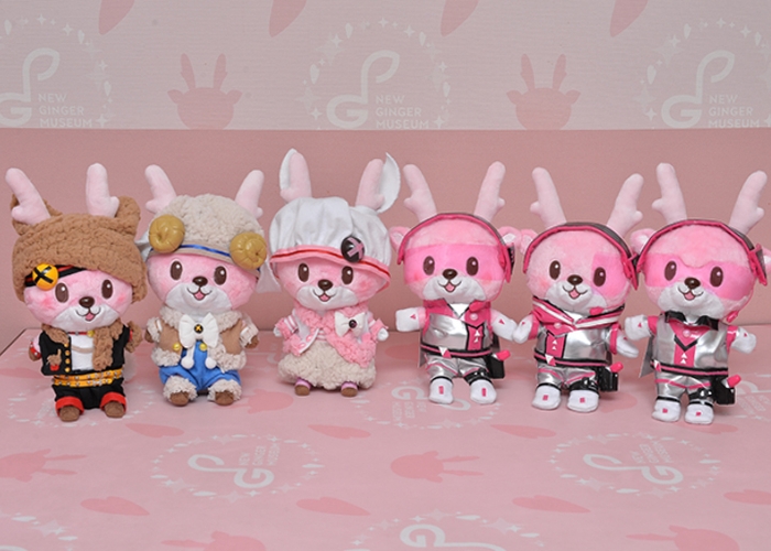 「もふもふえん」と「S.E.M」バージョンのイワシカちゃんぬいぐるみ(カフェ入口に展示/非売品)