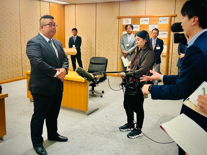 中田理事への囲み取材