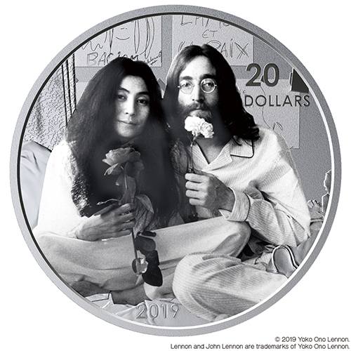 ジョンとヨーコの平和パフォーマンスを描いた銀貨登場 「平和を我等に
