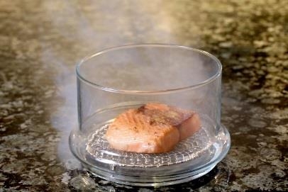 近畿大学×千房　近大サクラマスを使用した鉄板焼料理が「ぷれじでんと千房」で期間限定販売　「近大サクラマスの鉄板焼　瞬間スモークで」完成