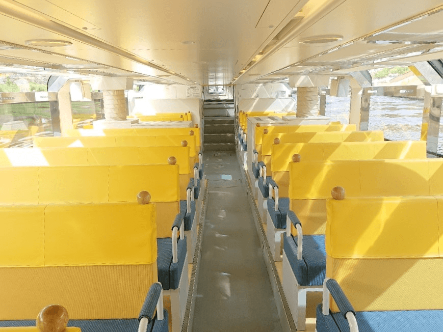 船内の様子。天井部がガラス張りで開放的!