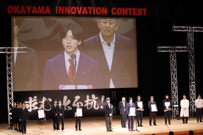 表彰式で受賞の挨拶をする毛利さん