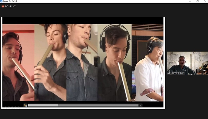 (メタル尺八の演奏動画を見せながら解説する宗安さん)