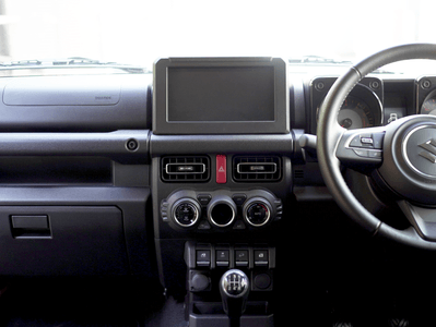 純正インパネ（「0DINパネル™︎キット」装着前）