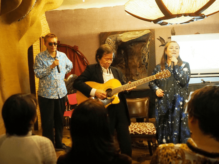 三神のパフォーマンス