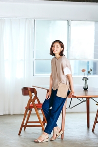 後ろあきメッシュベストセット¥3,297（税込）ベスト、ミニショルダー、サンダルをベージュトーンでまとめて