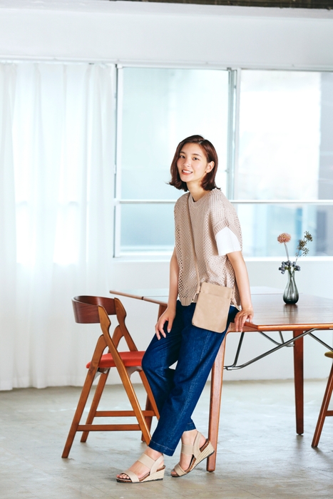 後ろあきメッシュベストセット¥3,297(税込)ベスト、ミニショルダー、サンダルをベージュトーンでまとめて