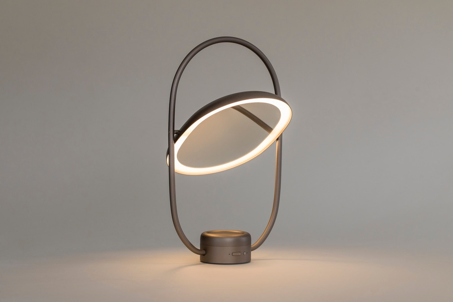 フロアライト・ミラー・アロマディフューザーの3in1製品 「Lei light