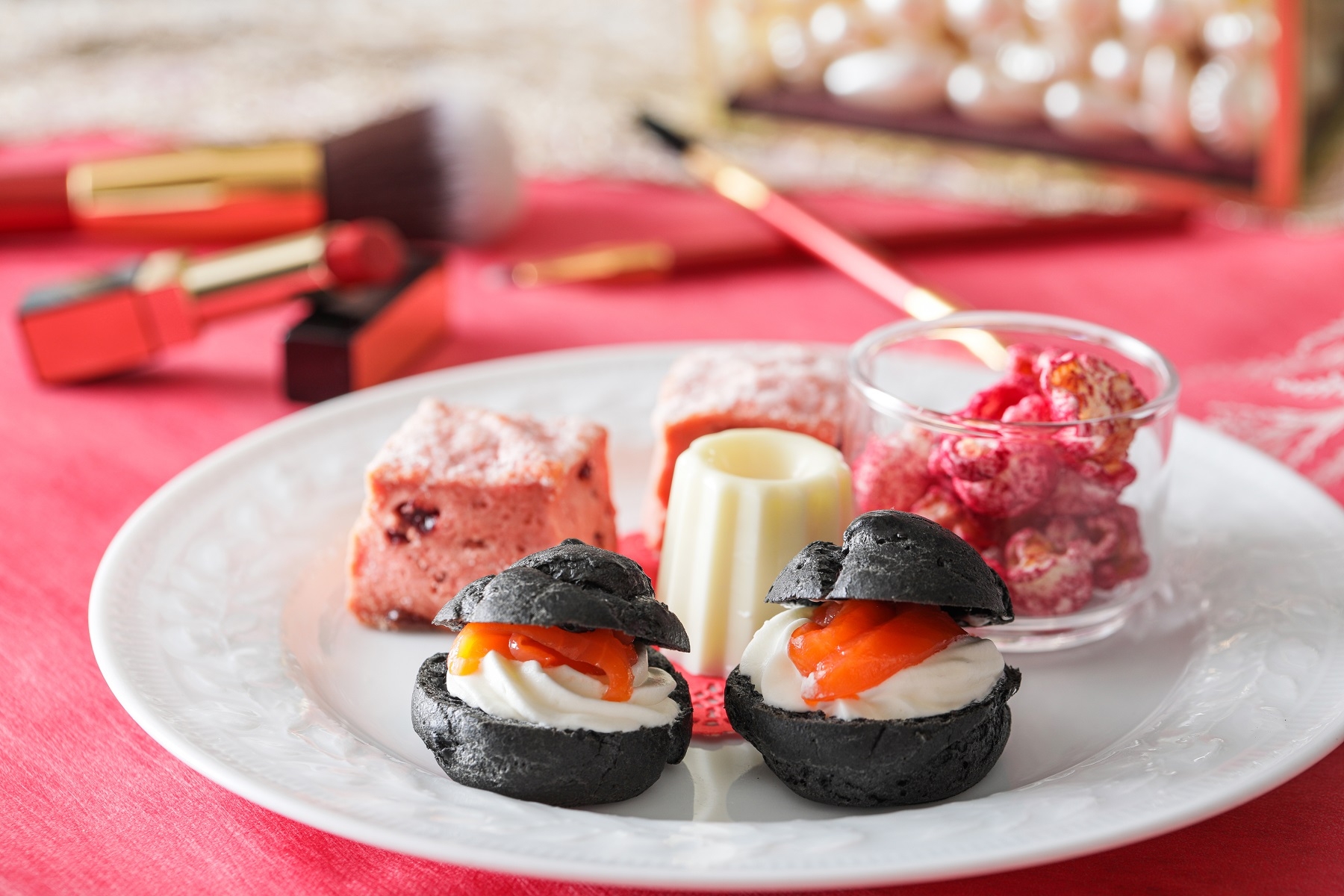 【スイーツスタンド】(下段)シューサレ/ラズベリースコーン/ビーツのポップコーン/自家製クロテッドクリーム