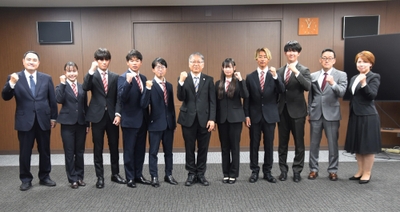 野口学長（中央）を囲んで記念撮影