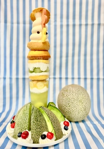 メロンをまるごと1個使用した 「メガ盛りコッコちゃんパフェ～サマーVer～」を発売