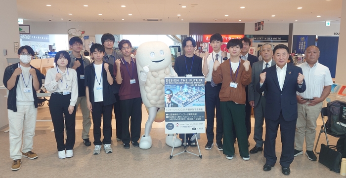 成果報告会後に池田市長(右から二人目)、ずーしーほっきー、インターンシップ生と