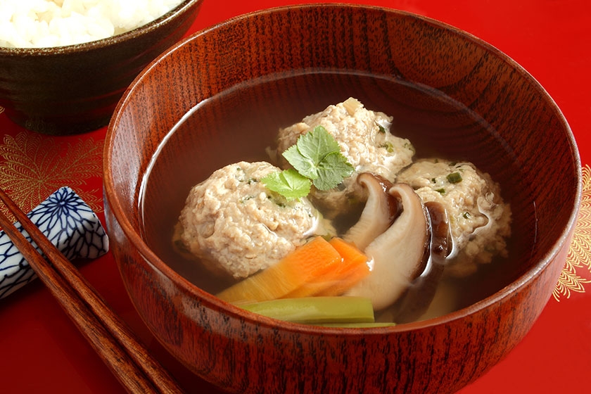 「夏野菜といわしのつみれ鍋」。夏に羹(あつもの)?と思われかもしれませんが、素材の旨味が染み出た出汁の美味しさが体に染み渡る、滋味深い味わいです。