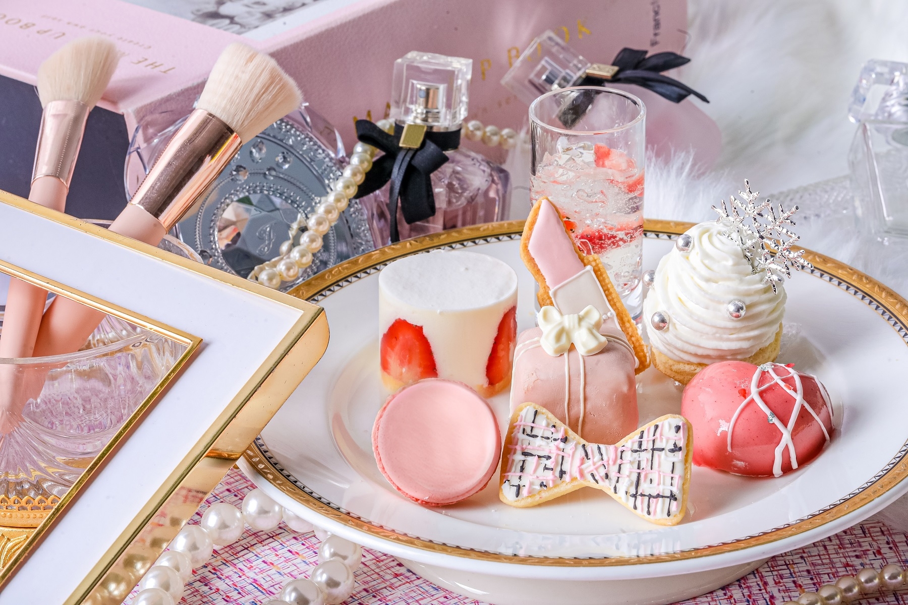 【兵庫・芦屋】冬のファッション“ツイード柄”やコスメアイテムからイメージした上品なスイーツ ペット同伴でも楽しめる! 『メイクアップ ウィンターアフタヌーンティー』