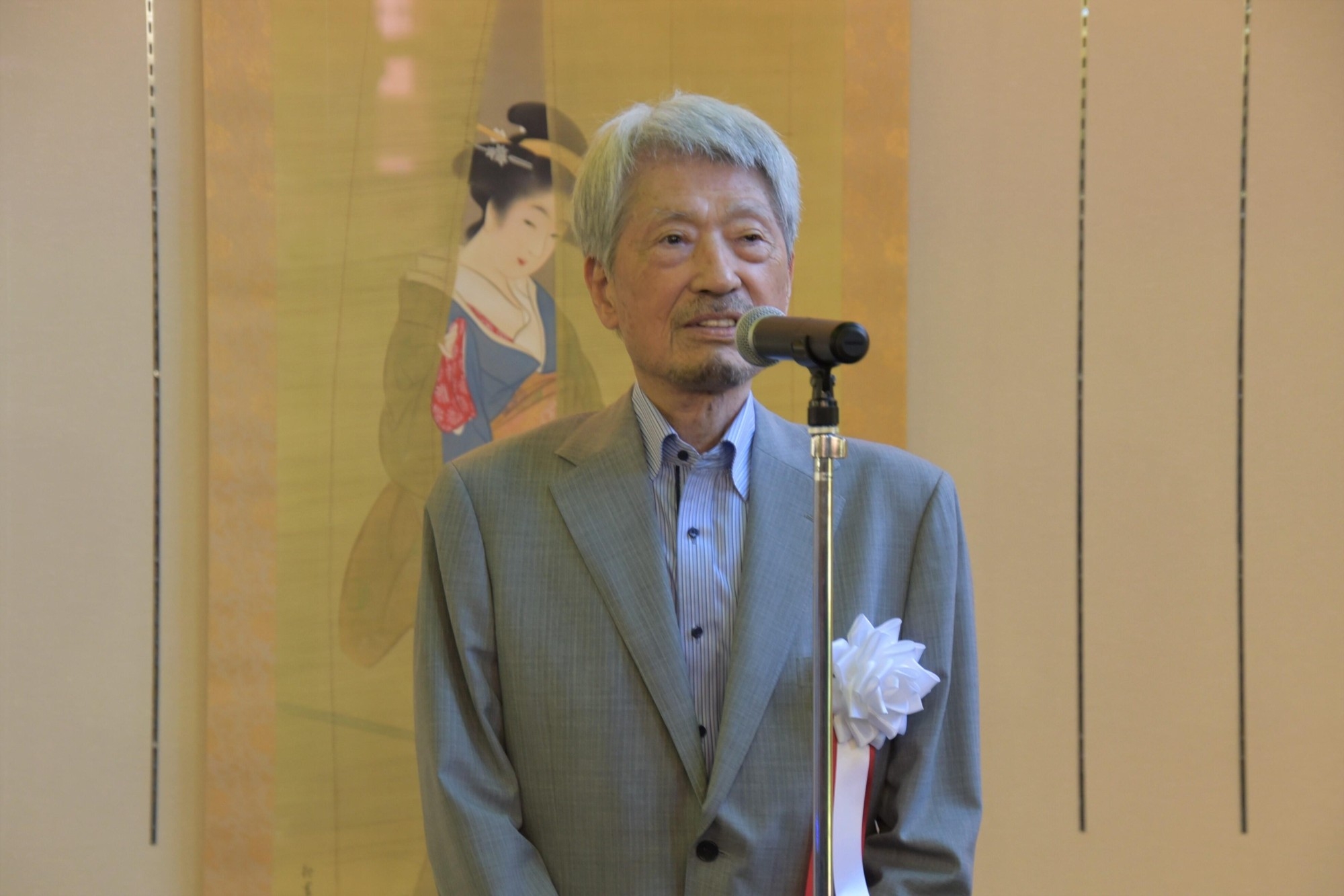 あいさつする長谷川顧問