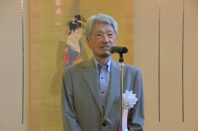 あいさつする長谷川顧問