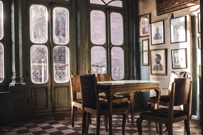 写真や絵がたくさん飾られている西洋の部屋