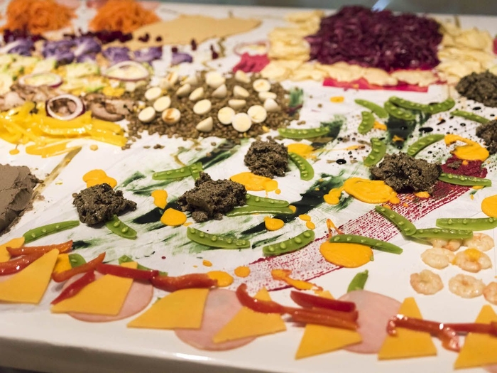 山フーズ/〈いきもののおまじない〉展でのライブ風景より、2017年、アルフレックス東京