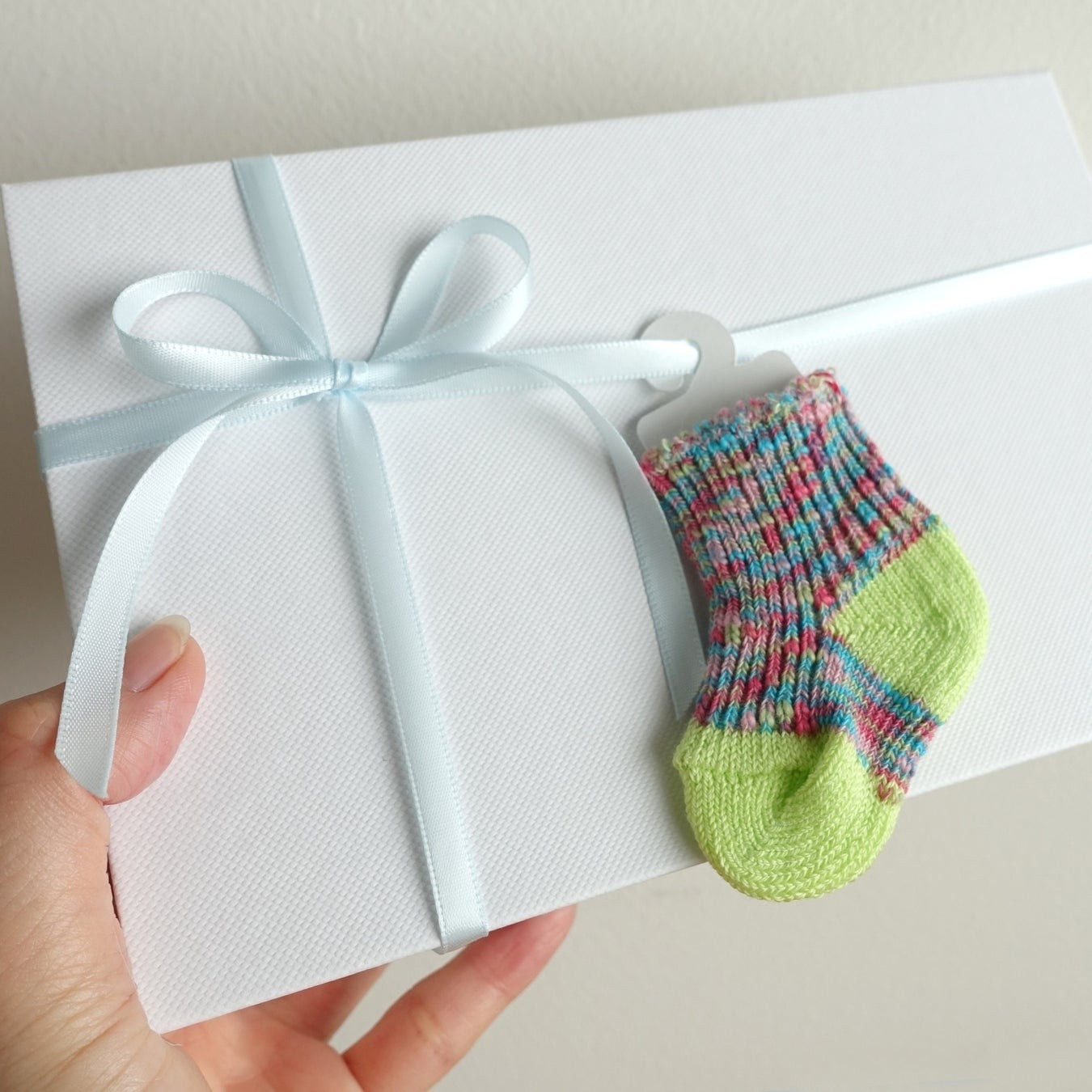 フックを贈り物にかけてギフトラッピングのワンポイントに