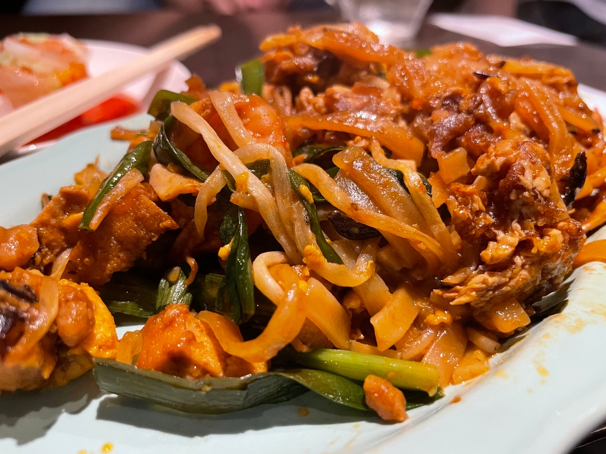 渋谷【タイのシェフとアイドルのコラボ】「秘密CAFEグリーンカレー屋さん」がオープン