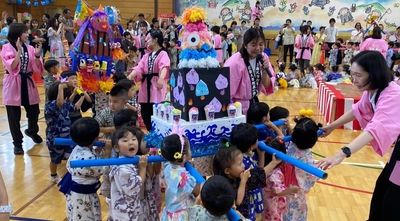 園児の手作り神輿で元気にわっしょい！親子で日本の伝統に親しむ　近畿大学附属幼稚園が夏を楽しむ「近幼まつり」を開催