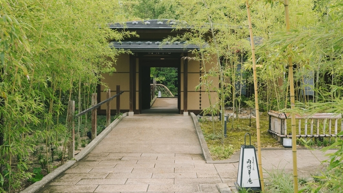 竹林に覆われた敷地に客室はわずか6棟。静かな大人の庵で、ゆったり流れる時間をお愉しみください