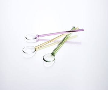 〈sorbet ソルベ 〉ガラス特有の質感を感じながらパフェやヨーグルトなど冷たいデザートを楽しむことができるガラスのスプーン。 金属とは違うガラスの滑らかな手触り、口当たりを感じながらちょっとやさしい気持ちになれる、楽しく実用的な製品に仕上がりました。
