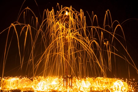 夜空に松明(たいまつ)が弧を描く、壮観かつ幻想的な火の神事   花背松上げ・広河原松上げ　観賞バスツアーを販売開始