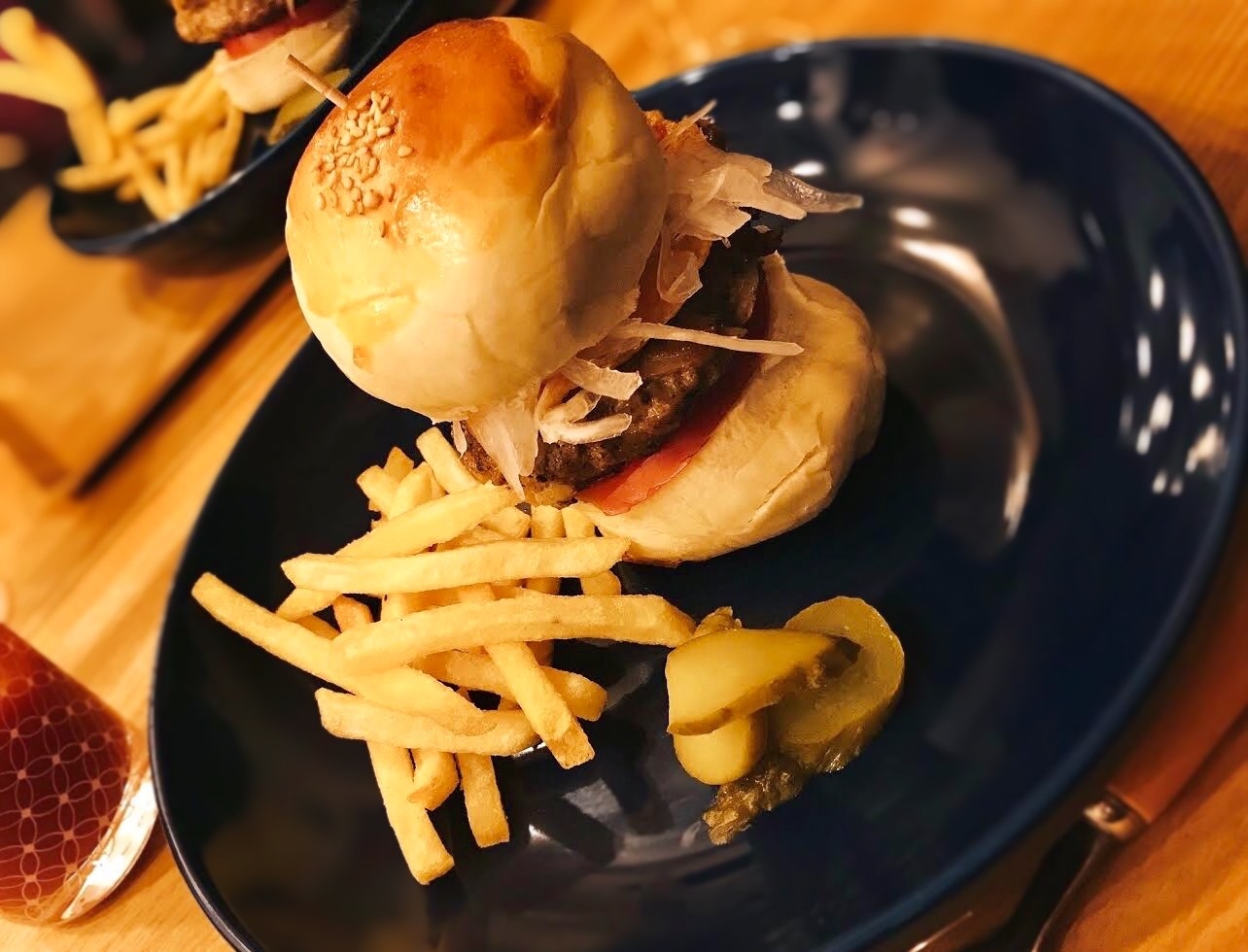 店主が淡路島で買い付けた甘い玉ねぎ使用の月曜ランチハンバーガー