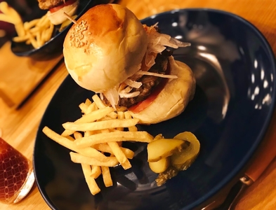 店主が淡路島で買い付けた甘い玉ねぎ使用の月曜ランチハンバーガー　