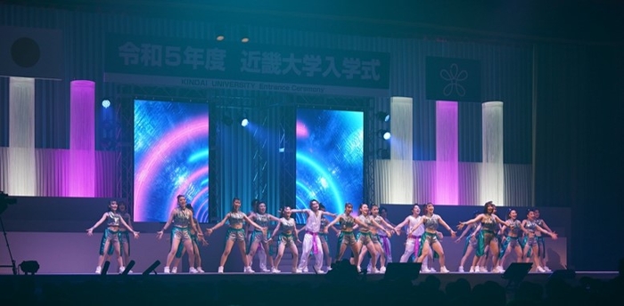 令和5年度近畿大学入学式の「KINDAI WELCOMES」パフォーマンス