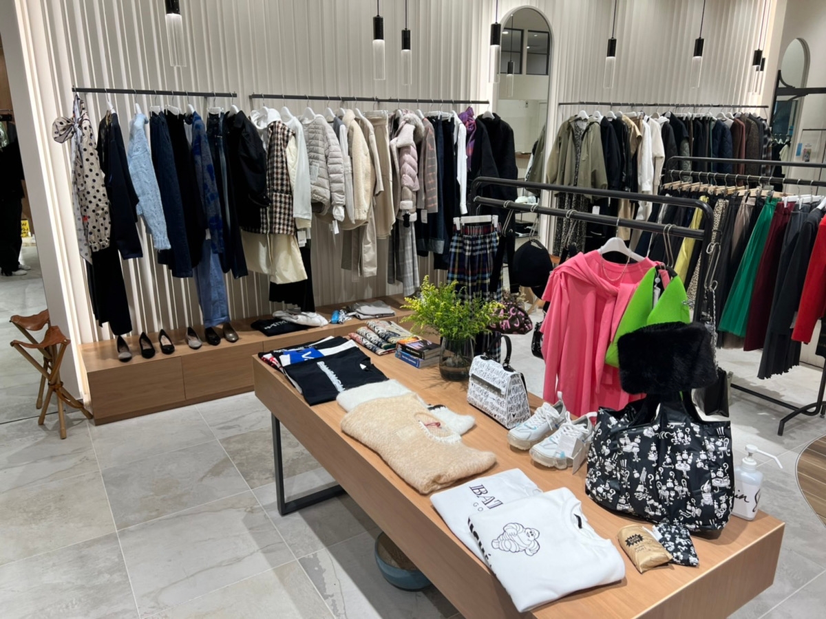 写真手前はBLACK SCORE(ブラックスコア)カットソー